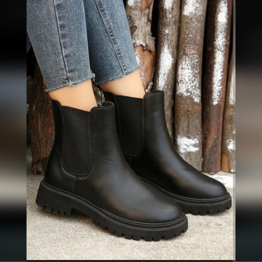 Women's Black Chelsea Boots